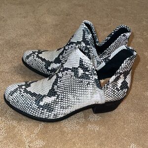 Lucky Brand Snakeskin Cut Out Booties, Sz 6.5*